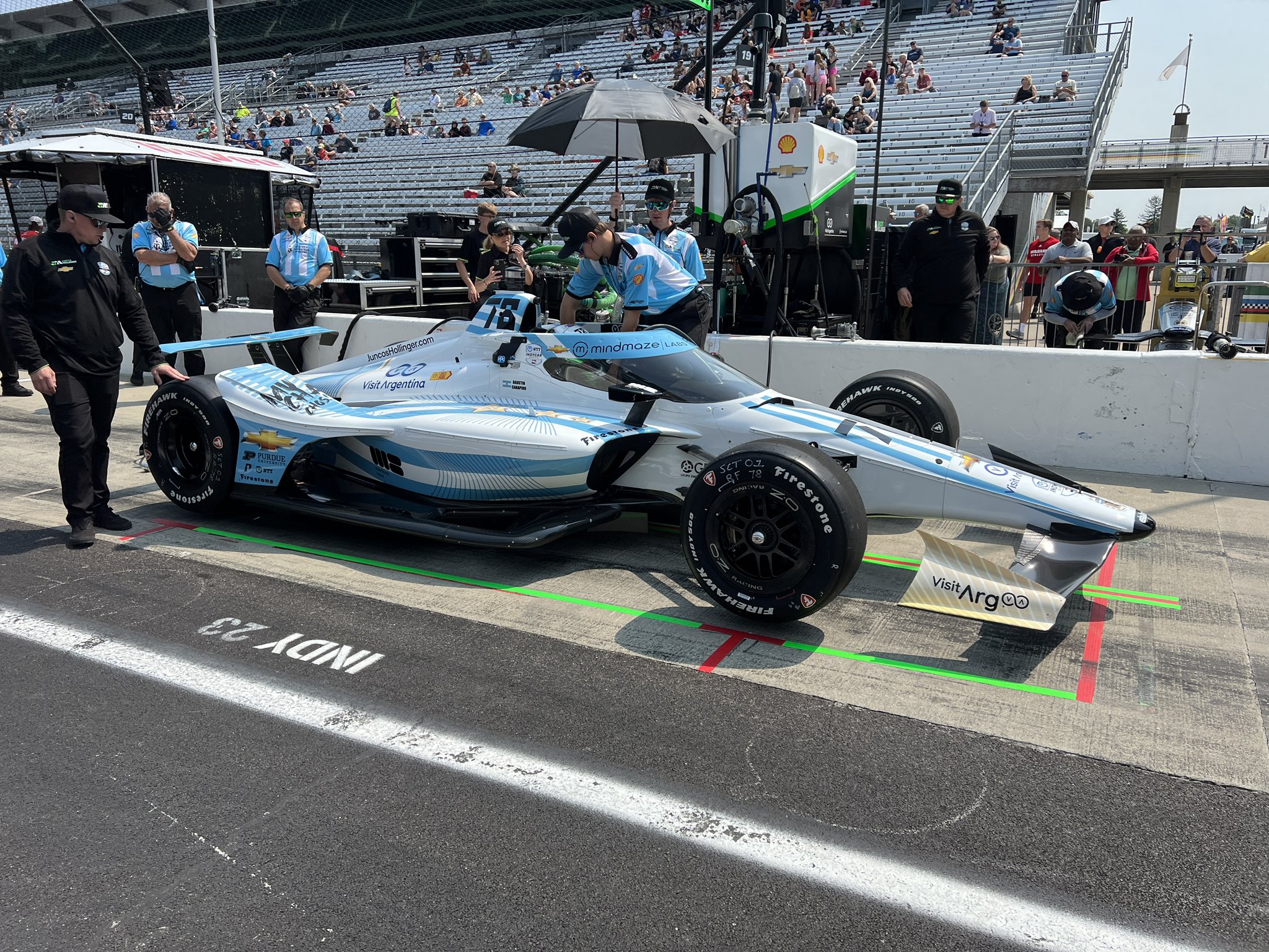 Las fotos del auto de Canapino en los boxes de Indianápolis: canapino 1.jpeg